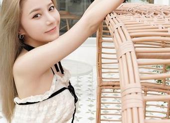 Feilin嗲囡囡 – 最新更新！Emily顾奈奈酱带来少女图集，这种美我怎么看都不腻！