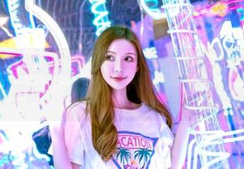 Feilin嗲囡囡 – 来看看梦小楠小夜猫的透明写真更新，真的像是在和自己对话似的。
