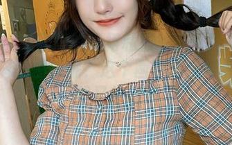 roroki骷髅姬的红裙私拍故事：裙子下藏着怎样的情感呢？这个画面让我有点模糊，却又想细品。