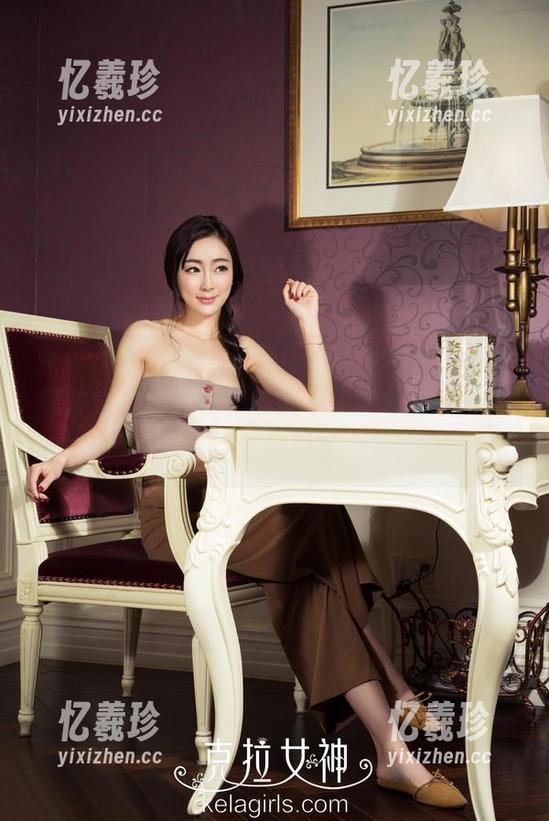 克拉女神 - 当忆之穿白丝的时候，我的壁纸决定变得更美，看来不仅她能打动我的心，连墙壁都被感染了！
