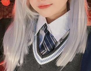 只需点击，免费图片！六二二同学校服的魔力，瞬间吸引眼球