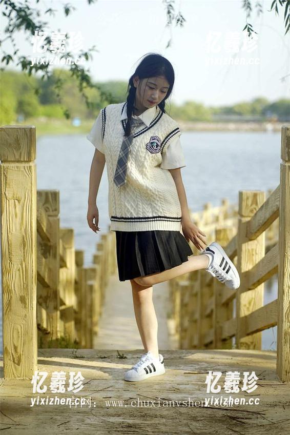 初夏女神-安妮 初夏女神 - 安妮的天台写真,翻个天?图片合集,快来一起飞!
