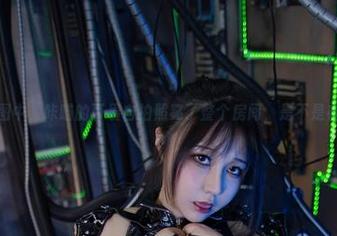 在高清原图中，咔喵的可畏自拍照亮了整个房间，是不是有点夸张？