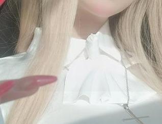 女主K夏天的图片，简直像极了我在沙滩上尬舞的模样！