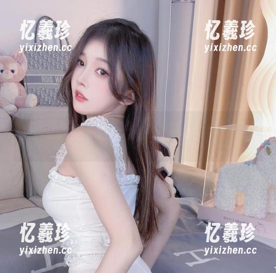 短裙写真：小小奶瓶儿教你如何在拍摄时优雅摔跤！