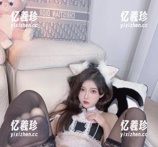 小小奶瓶儿 谁能拒绝小小奶瓶儿的定制写真?双马尾制服加长版剧情简直是个宝藏。