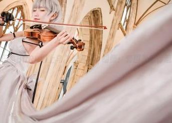 当巴鲁巴鲁BaRu遇上乌尔里希·冯·胡滕：套图里的诗意与叛逆
