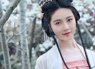 年年Nnian户外免费图册：风吹起的瞬间，好像连小花都想一起摆姿势！