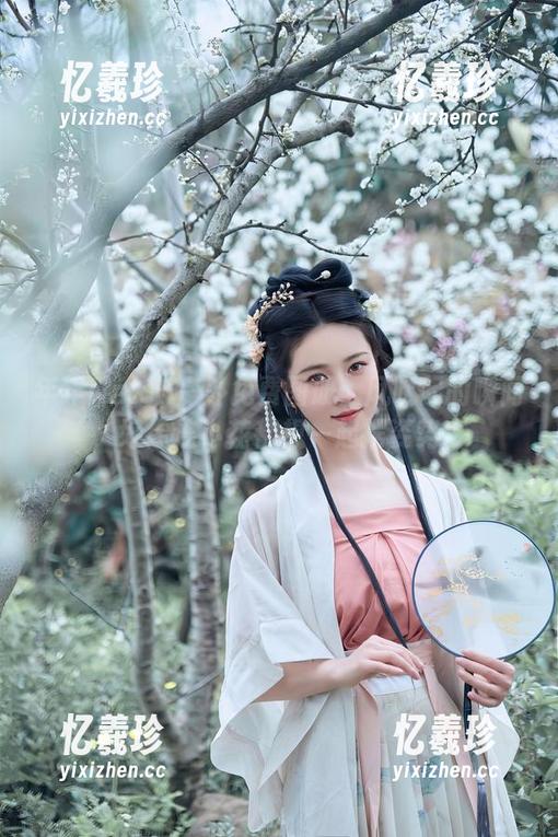 年年Nnian 年年Nnian户外免费图册:风吹起的瞬间,好像连小花都想一起摆姿势!