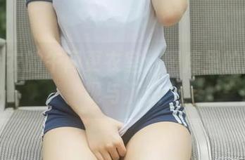 幼水铃衣的午间更衣室：图库里的意外发现与沉思