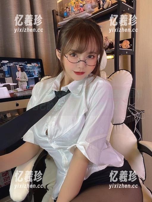 张思允 微密圈 - 张思允的白吊带袜,让我暗自思忖自己的袜子是不是该换换了?