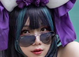 在末夜787的私房里，白色内衣和慵懒的气息悄然交织