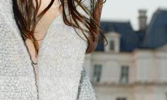 爱丝 – 竟然还有这种操作！高清原图中的何冉女友，神秘又诱人～