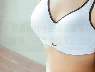 爱尤物 – 井酱baby在海边的写真全集：一边防晒，一边看对眼的美丽！