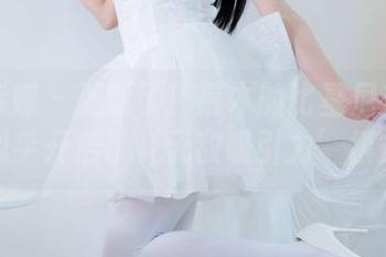 物恋传媒 – 更新了！嘉木的比基尼在沙滩上似乎开启了‘无敌吸引力’模式！