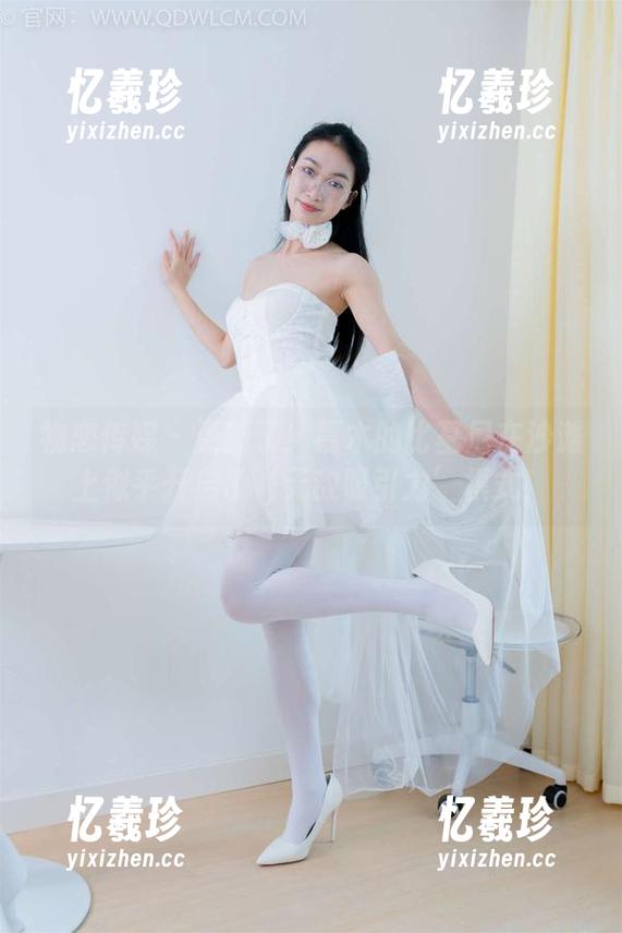 物恋传媒-嘉木 物恋传媒 - 更新了!嘉木的比基尼在沙滩上似乎开启了‘无敌吸引力’模式!