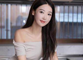 秀人网 – 翻开大美媚京的天使心事，最新更新的作品集，仿佛置身梦境！