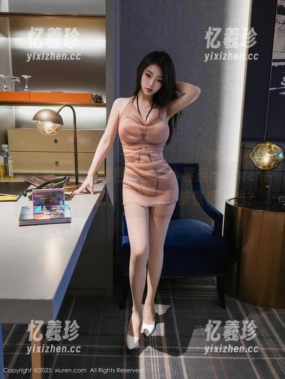 秀人网 - 在高清世界里，小薯条nienie和她的旗袍套图，你准备好被惊艳了吗？