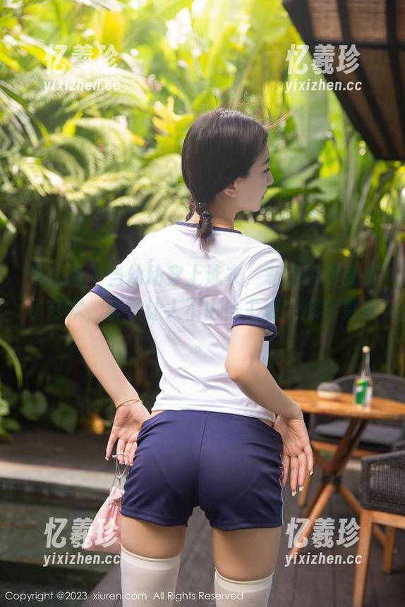 秀人网 - 当幼幼穿上泳衣，私拍瞬间变成了艺术，套图让人不由自主想要探索更多。