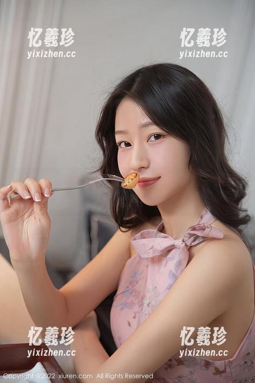秀人网-甜妮 秀人网 - 图库中的甜妮:自拍瞬间,直击心灵