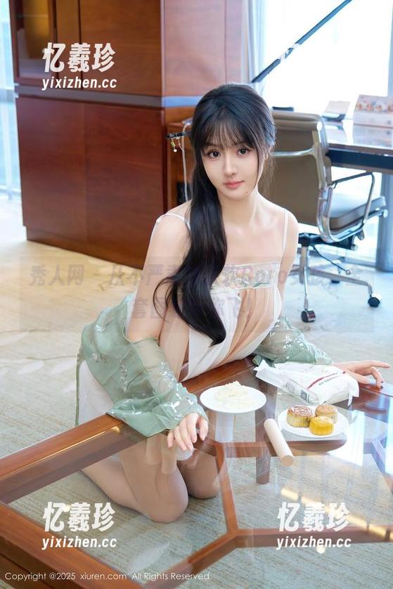 秀人网 - 从不严肃的软软Roro女孩，全套图包带你飞！