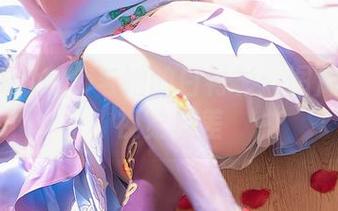 绮太郎kitaro与她的白衬衫：图库中最强视觉反差