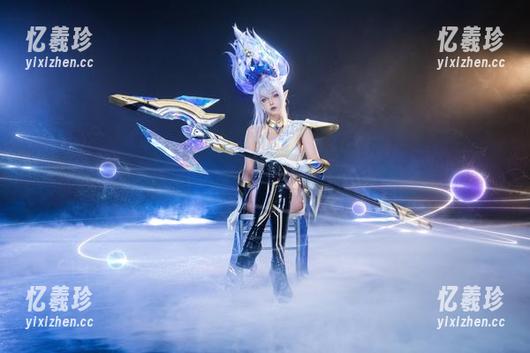 菌烨tako和她的吊带：这组写真资源跟我想象的有点不一样