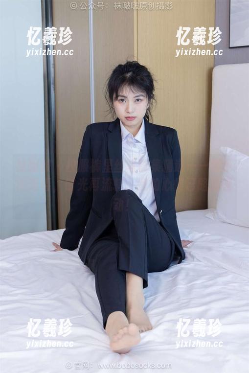 袜啵啵 - 校服裤里丝写真集精选——稚予的青春，时光再流转，我的心情已略显骚动！