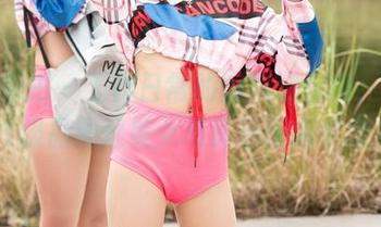 魔镜街拍 – 工作日常的幽默与优雅，婷婷的OL极品黑丝美女写真原图超乎想象！