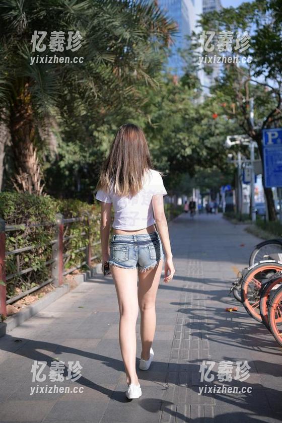 魔镜街拍 - 白色吊带连衣裙+黑丝美腿=婷婷的免费图集，脑子一热我也想穿试试！