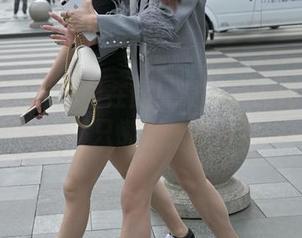 魔镜街拍 – 原图在此！艾小青的内衣让我想到了我家那只懒猫，简直没心没肺！