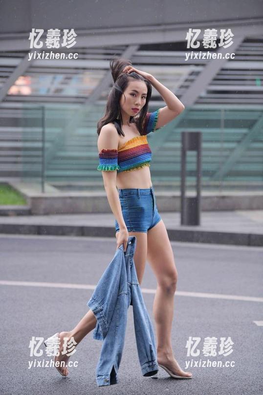 魔镜街拍-艾小青 魔镜街拍 - 在线探秘!艾小青的红裙原图,感觉像置身画中吗?