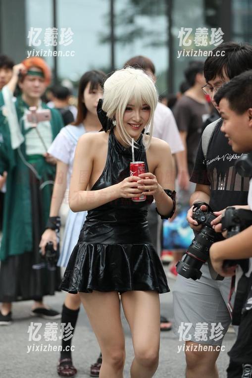 魔镜街拍 - 图集：艾小青的旗袍街拍，喵～是不是有种热乎乎的感觉？