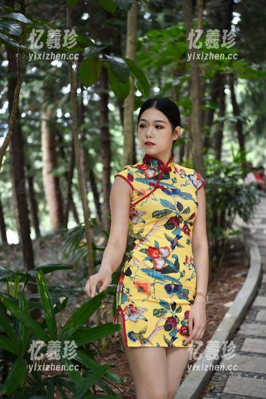 魔镜街拍 魔镜街拍:一只麋鹿摄影的牛仔短裙美女,高清作品就是这么有魅力!